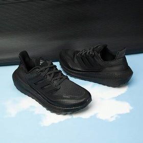 حذاء رياضي رجالي من أديداس طراز ULTRABOOST LIGHT C.RDY، مبطن وخفيف الوزن وجيد التهوية، حذاء جري HP6414