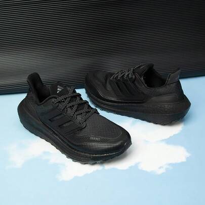 حذاء رياضي رجالي من أديداس طراز ULTRABOOST LIGHT C.RDY، مبطن وخفيف الوزن وجيد التهوية، حذاء جري HP6414