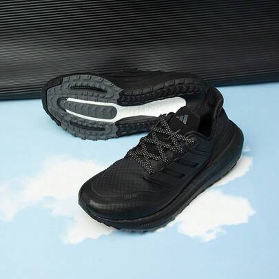 حذاء رياضي رجالي من أديداس طراز ULTRABOOST LIGHT C.RDY، مبطن وخفيف الوزن وجيد التهوية، حذاء جري HP6414