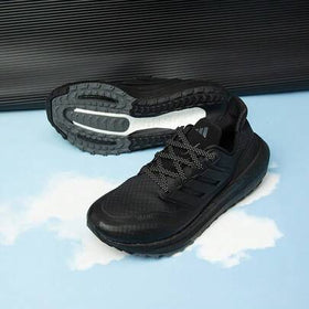 حذاء رياضي رجالي من أديداس طراز ULTRABOOST LIGHT C.RDY، مبطن وخفيف الوزن وجيد التهوية، حذاء جري HP6414