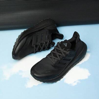 حذاء رياضي رجالي من أديداس طراز ULTRABOOST LIGHT C.RDY، مبطن وخفيف الوزن وجيد التهوية، حذاء جري HP6414