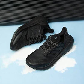 حذاء رياضي رجالي من أديداس طراز ULTRABOOST LIGHT C.RDY، مبطن وخفيف الوزن وجيد التهوية، حذاء جري HP6414