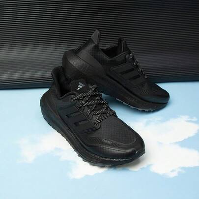 حذاء رياضي رجالي من أديداس طراز ULTRABOOST LIGHT C.RDY، مبطن وخفيف الوزن وجيد التهوية، حذاء جري HP6414