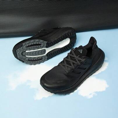 حذاء رياضي رجالي من أديداس طراز ULTRABOOST LIGHT C.RDY، مبطن وخفيف الوزن وجيد التهوية، حذاء جري HP6414
