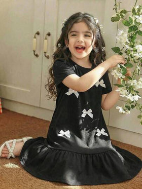فستان أسود بياقة مستديرة وأكمام قصيرة للفتيات الصغيرات، بطراز بسيط وعادي، مزين بفيونكة بيضاء جميلة، مناسب للارتداء اليومي والخروجات، فستان متوسط الطول.
