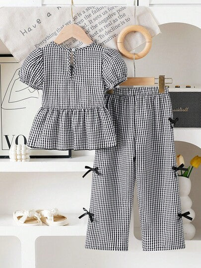 مجموعة من قطعتين للبنات الصغيرات: تي شيرت كاجوال أنيقة بياقة مستديرة وأكمام قصيرة مزينة بفيونكة وطراز بريطاني كلاسيكي + بنطلون فضفاض واسع الساق، مناسبة للخروجات الكاجوال والتنقل والعطلات وغيرها من المناسبات الصيفية