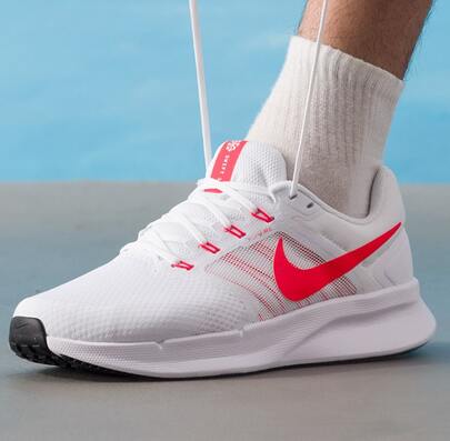 Nike حذاء نايكي رن سويفت 3 الرياضي المريح والبسيط والمتعدد الاستخدامات للرجال، أبيض وأحمر