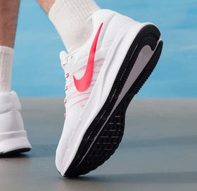 Nike حذاء نايكي رن سويفت 3 الرياضي المريح والبسيط والمتعدد الاستخدامات للرجال، أبيض وأحمر