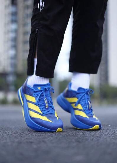 Adidas حذاء أديداس أديزيرو بوسطن 13 الرياضي المريح والمتعدد الاستخدامات للرجال، لون أزرق