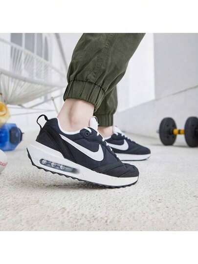 Nike حذاء رياضي جديد من QUEST5 مصنوع من شبكة قابلة للتنفس وخفيف الوزن للجري