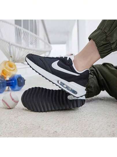 Nike حذاء رياضي جديد من QUEST5 مصنوع من شبكة قابلة للتنفس وخفيف الوزن للجري