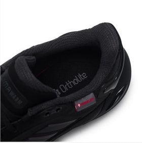Adidas حذاء رياضي أنيق من أديداس بتقنية CLIMAWARM، للجنسين، أسود