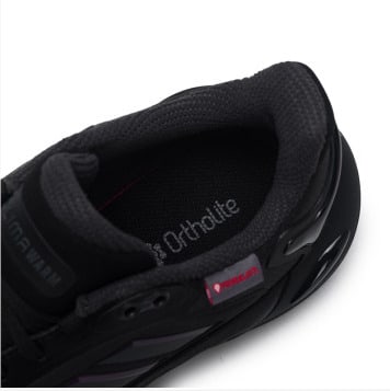 Adidas حذاء رياضي أنيق من أديداس بتقنية CLIMAWARM، للجنسين، أسود