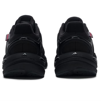 Adidas حذاء رياضي أنيق من أديداس بتقنية CLIMAWARM، للجنسين، أسود
