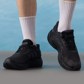 Adidas حذاء رياضي أنيق من أديداس بتقنية CLIMAWARM، للجنسين، أسود