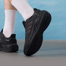 Adidas حذاء رياضي أنيق من أديداس بتقنية CLIMAWARM، للجنسين، أسود