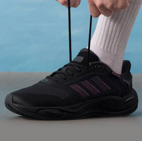 Adidas حذاء رياضي أنيق من أديداس بتقنية CLIMAWARM، للجنسين، أسود
