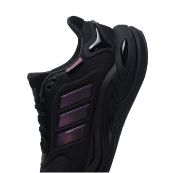 Adidas حذاء رياضي أنيق من أديداس بتقنية CLIMAWARM، للجنسين، أسود