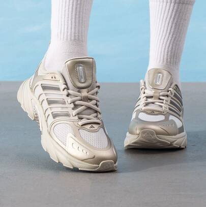 Adidas حذاء أديداس كليماكول فينتانيا الرياضي المريح والأنيق ذو الرقبة المنخفضة، للجنسين، بيج/بني