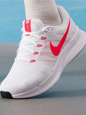 Nike حذاء نايكي رن سويفت 3 الرياضي المريح والبسيط والمتعدد الاستخدامات للرجال، أبيض وأحمر