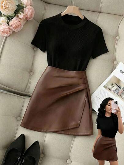 SHEIN Franclia طقم نسائي جديد مكون من تي شيرت أنيق بياقة دائرية مضلع باللون الأسود الأنيق والتريكو المحبوك، وتنورة مطوية من الجلد الصناعي (البي يو) مع شق جانبي