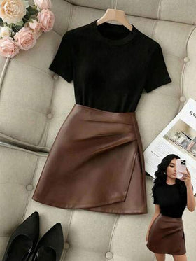SHEIN Franclia طقم نسائي جديد مكون من تي شيرت أنيق بياقة دائرية مضلع باللون الأسود الأنيق والتريكو المحبوك، وتنورة مطوية من الجلد الصناعي (البي يو) مع شق جانبي