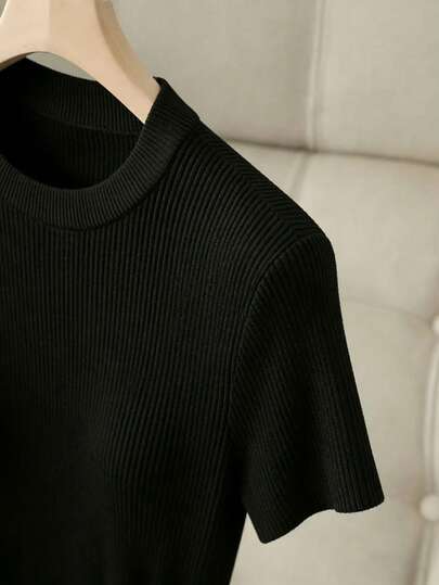 SHEIN Franclia طقم نسائي جديد مكون من تي شيرت أنيق بياقة دائرية مضلع باللون الأسود الأنيق والتريكو المحبوك، وتنورة مطوية من الجلد الصناعي (البي يو) مع شق جانبي