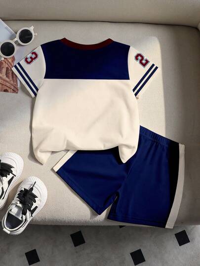 SHEIN Playful Pals طقم تي شيرت وشورت للأطفال الصبية بطراز رياضي كاجوال، بطبعة الرقم 23 والحرف كاليفورنيا بألوان متباينة، بياقة دائرية وأكمام قصيرة، مناسب للارتداء في الخارج والرياضة