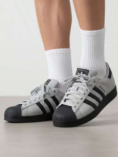 Adidas حذاء رياضي من أديداس أوريجينالز سوبر ستار 2، مقاوم للانزلاق ومتين، مناسب للجنسين