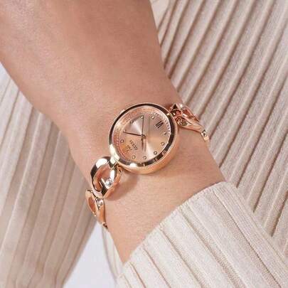 ساعة سوار للنساء من GUESS بحلقات على شكل حرف G فضية - علبة دائرية مقاس 30 مم، كوارتز، خفيفة الوزن وأنيقة، مقاومة للماء لعمق 30 متر، مناسبة للاستخدام اليومي والمناسبات الرسمية مثل المكتب والمواعيد، وهي خيار هدية رائع. تتميز بزجاج معدني.
