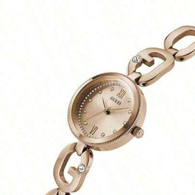 ساعة سوار للنساء من GUESS بحلقات على شكل حرف G فضية - علبة دائرية مقاس 30 مم، كوارتز، خفيفة الوزن وأنيقة، مقاومة للماء لعمق 30 متر، مناسبة للاستخدام اليومي والمناسبات الرسمية مثل المكتب والمواعيد، وهي خيار هدية رائع. تتميز بزجاج معدني.