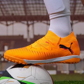حذاء كرة قدم PUMA FUTURE 8 مريح ومتعدد الاستخدامات، للجنسين، برتقالي وأسود
