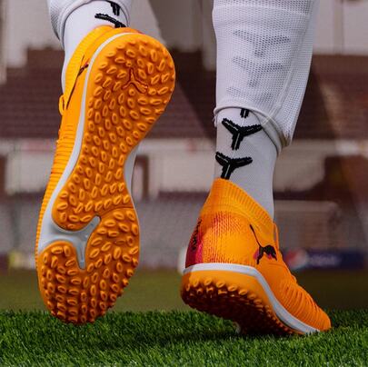 حذاء كرة قدم PUMA FUTURE 8 مريح ومتعدد الاستخدامات، للجنسين، برتقالي وأسود