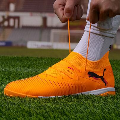 حذاء كرة قدم PUMA FUTURE 8 مريح ومتعدد الاستخدامات، للجنسين، برتقالي وأسود
