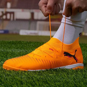 حذاء كرة قدم PUMA FUTURE 8 مريح ومتعدد الاستخدامات، للجنسين، برتقالي وأسود