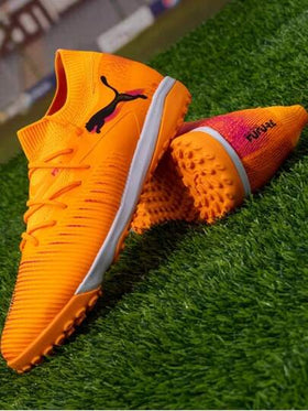 حذاء كرة قدم PUMA FUTURE 8 مريح ومتعدد الاستخدامات، للجنسين، برتقالي وأسود