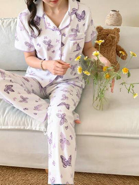 SHEIN مجموعة قطعتين من ملابس النوم الكاجوال المكونة من سروال مطبوع بفراشات وبلوزة أكمام قصيرة فضفاضة لفتيات المراهقات، من قماش ناعم الملمس باللون البنفسجي
