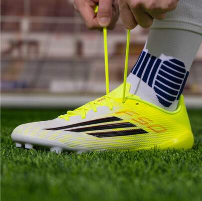 Adidas حذاء كرة قدم أديداس F50 League 2G/3G للعشب الصناعي، مريح ومناسب للجنسين، باللون الأصفر الفلوري والأسود