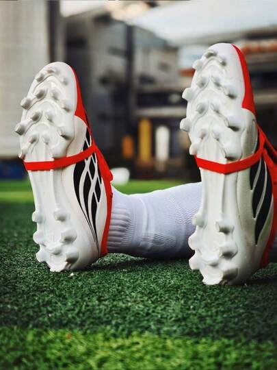Adidas حذاء كرة قدم أديداس بريداتور ليغ متوسط المدى بلسان مطاطي قصير (مسامير قصيرة مطاطية)، للجنسين