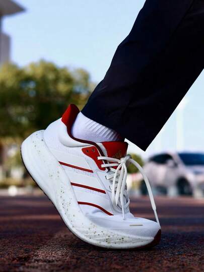 Adidas حذاء أديداس كوشنوفا للسفر، خفيف الوزن للغاية، مصنوع من قماش مريح، مناسب للجري على الطرق الوعرة، للجنسين، أبيض وأحمر