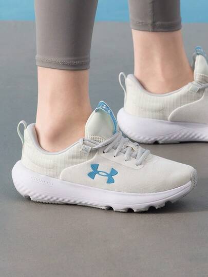 Under Armour حذاء رياضي نسائي خفيف الوزن للجري، بتقنية Charged Revitalize، وجزء علوي محبوك، مناسب للتنقلات اليومية، 3026683-302
