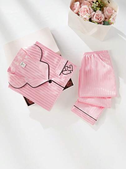 SHEIN مجموعة بنطلون وكارديجان قصير الأكمام مريح للبنات، مزين بنقشة مُحبكة مخططة وتطريز قلب