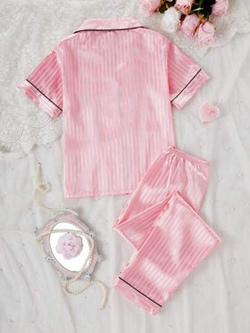 SHEIN مجموعة بنطلون وكارديجان قصير الأكمام مريح للبنات، مزين بنقشة مُحبكة مخططة وتطريز قلب