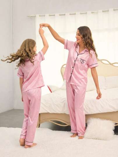 SHEIN مجموعة بنطلون وكارديجان قصير الأكمام مريح للبنات، مزين بنقشة مُحبكة مخططة وتطريز قلب