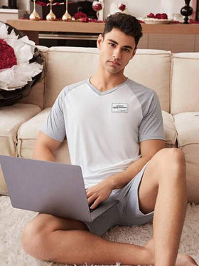 CoupledUp بيجاما رجالية قصيرة الأكمام مجموعة مكونة من قميص وشورت، مزينة بتصميم رقعي متباين الألوان وياقة على شكل حرف V وأكمام راجلان وبطاقة نسيجية