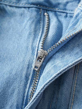 Manfinity Joysei شورتات جينز رجالي فضفاضة الخصر بطراز الشارع متعددة الأبزيم بلون أزرق مرقع، شورتات جينز رجالي فاتحة اللون، شورتات جينز رجالي واسعة