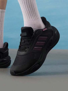 Adidas حذاء رياضي أنيق من أديداس بتقنية CLIMAWARM، للجنسين، أسود