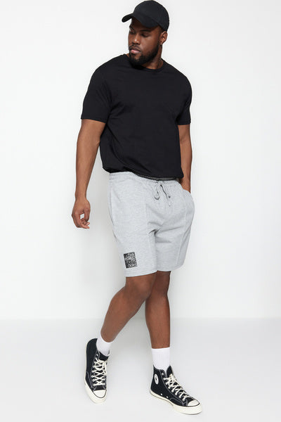 شورت رمادي مقاس كبير بقصة عادية - برباط، طباعة حروف TMNSS23SR00047