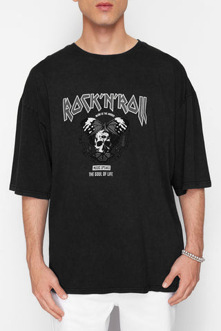 تي شيرت قطني أسود كبير الحجم بطبعة روك - TMNSS23TS00167