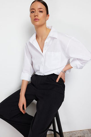 قميص أبيض منسوج من القطن بجيب واحد/قميص واسع مقاس TWOAW20GO0115